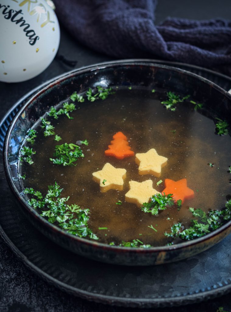 Rinderbrühe mit Festtagseinlage | unsere Festtagssuppe – food with love