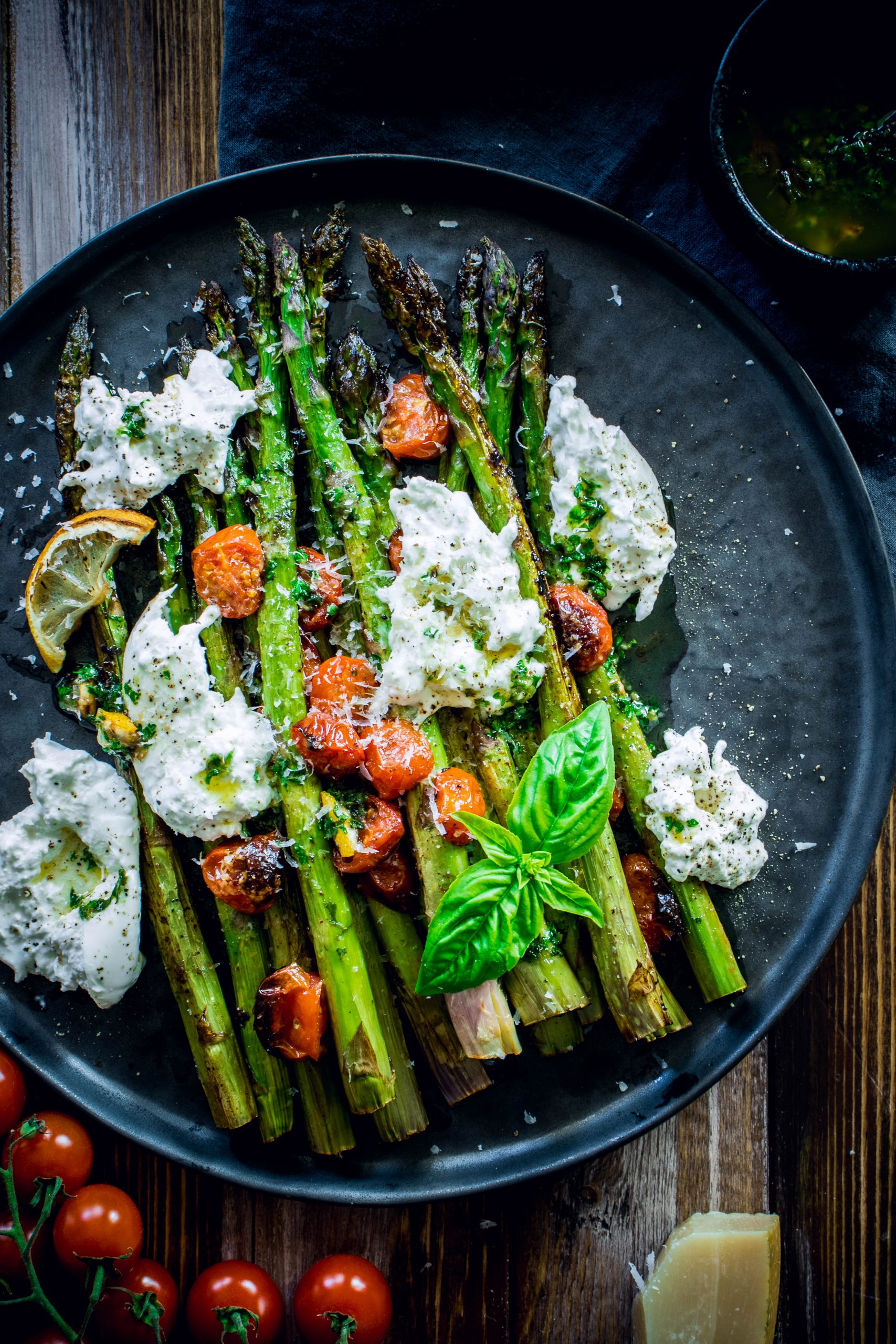Gerösteter grüner Spargel mit Burrata und Tomaten – food with love