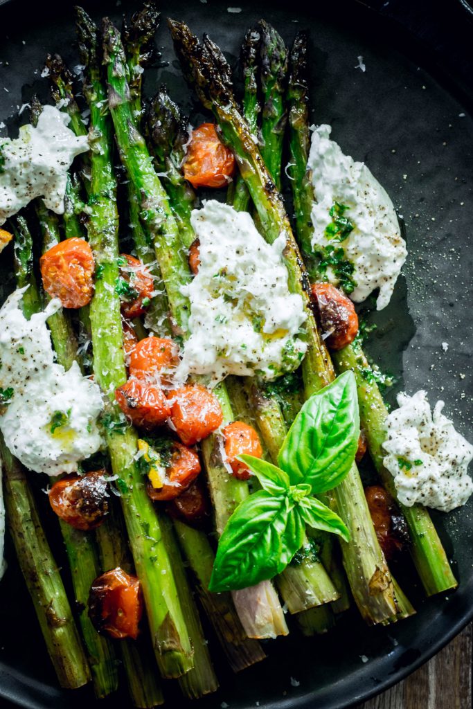 Gerösteter grüner Spargel mit Burrata und Tomaten – food with love
