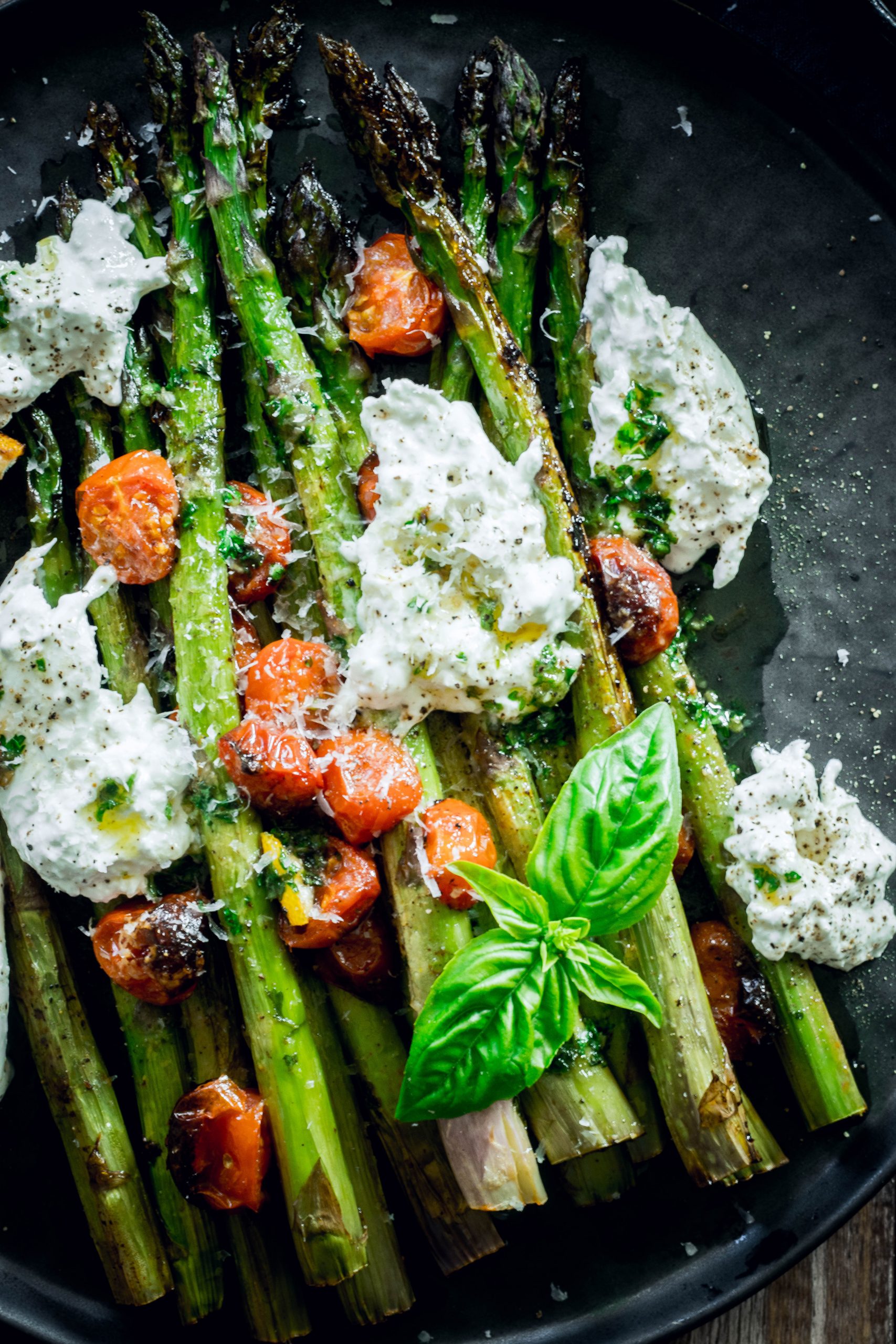 Gerösteter grüner Spargel mit Burrata und Tomaten – food with love