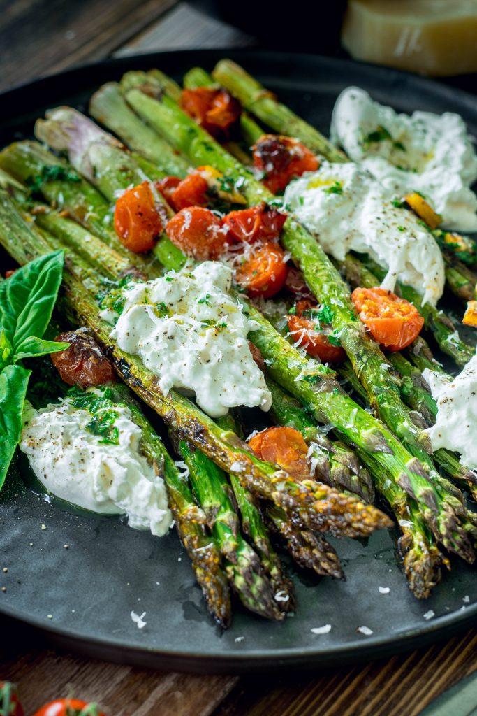 Gerösteter grüner Spargel mit Burrata und Tomaten – food with love