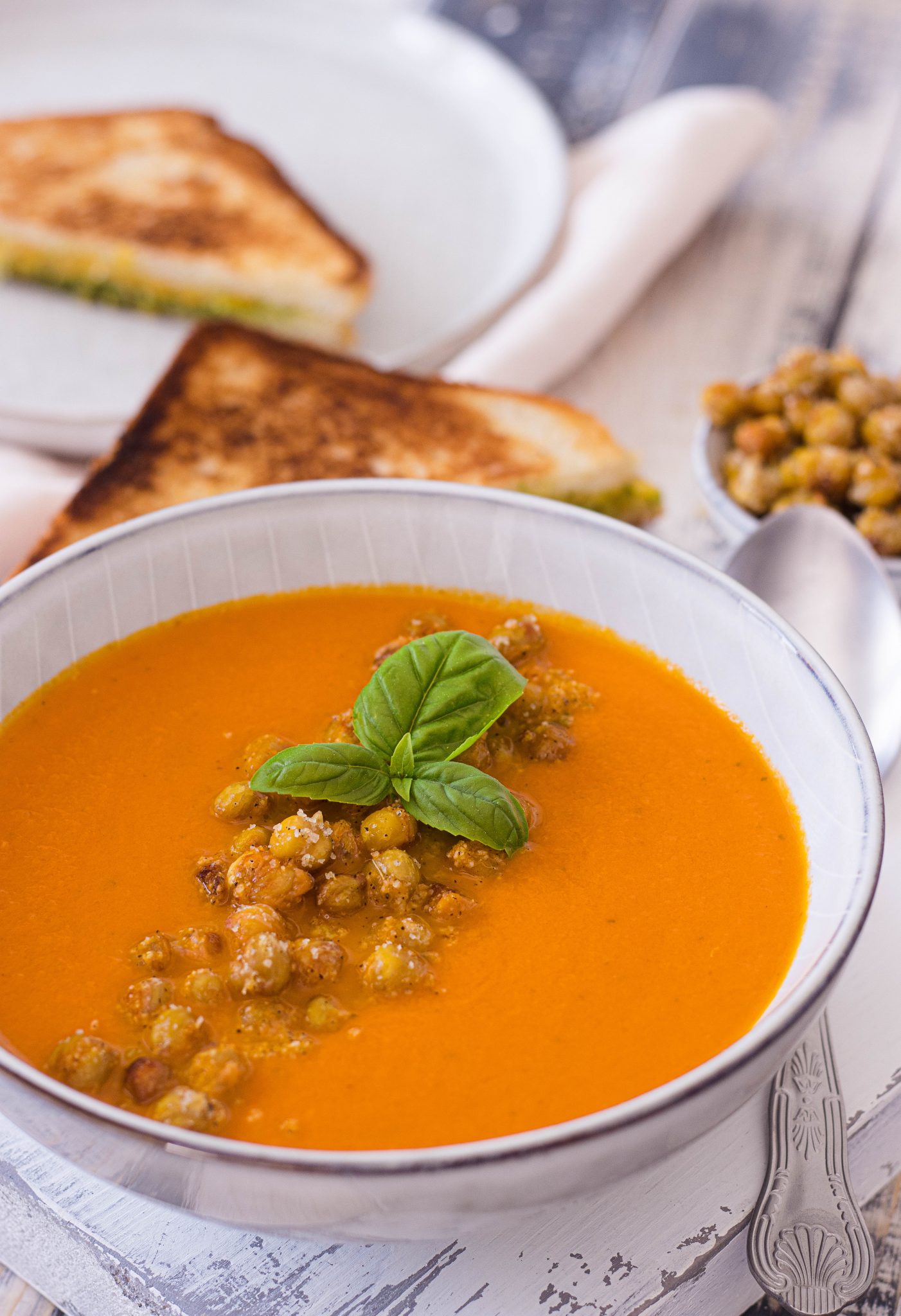 Tomatencremesuppe mit gerösteten Kichererbsen und Käse Sandwich