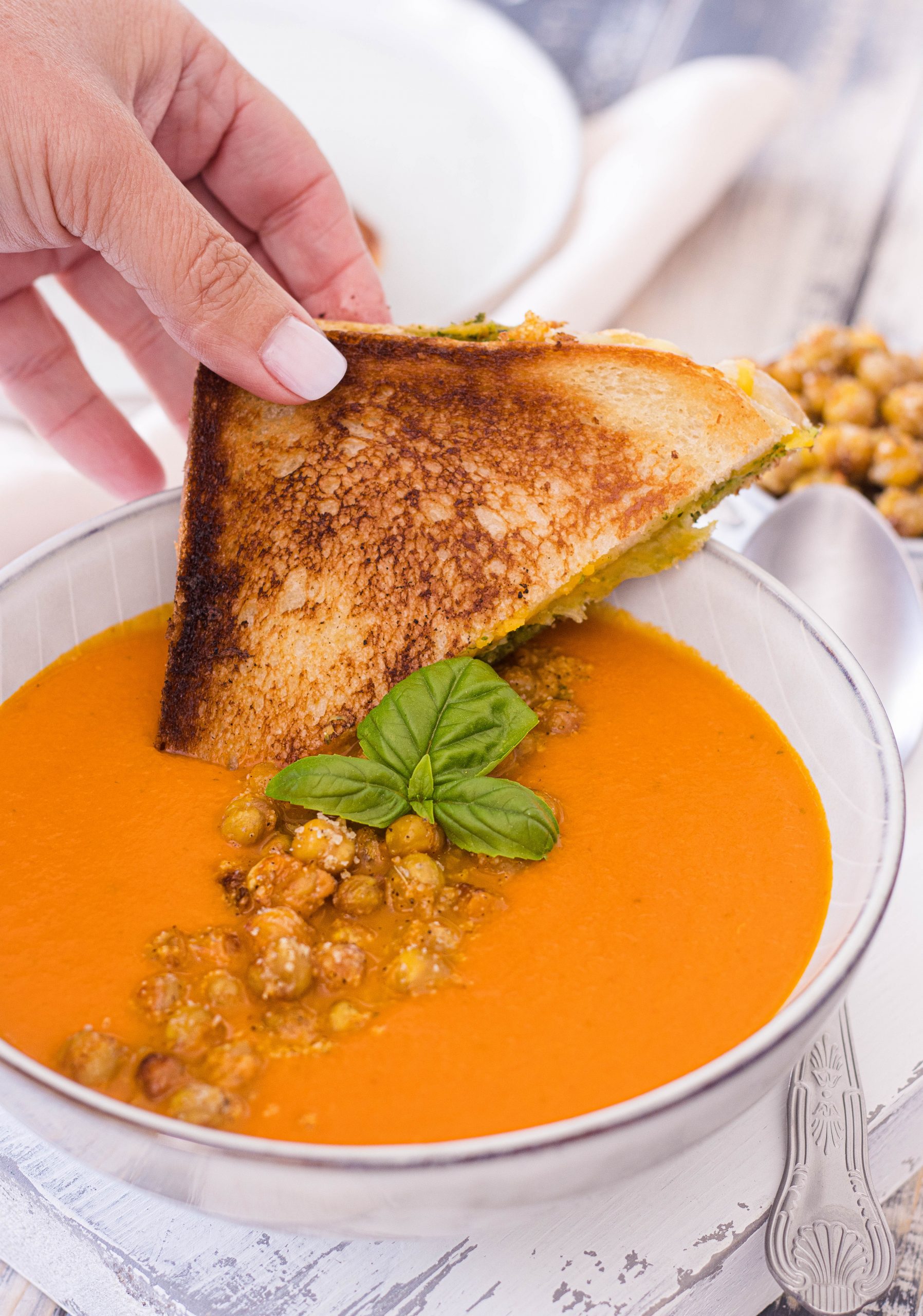 Tomatencremesuppe mit gerösteten Kichererbsen und Käse Sandwich – Food ...