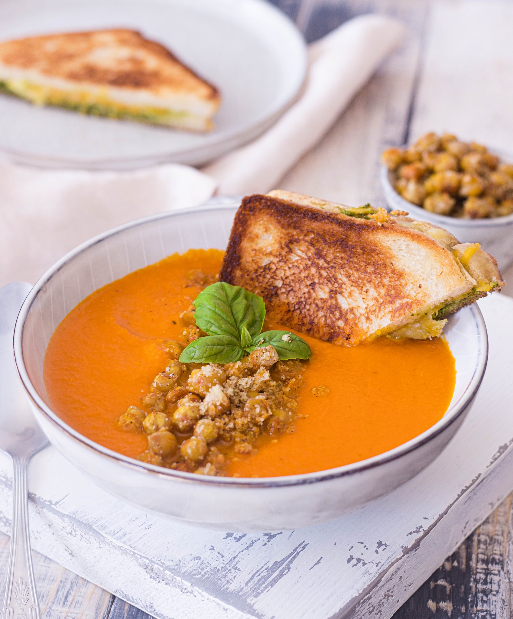 Tomatencremesuppe mit gerösteten Kichererbsen und Käse Sandwich – Food ...