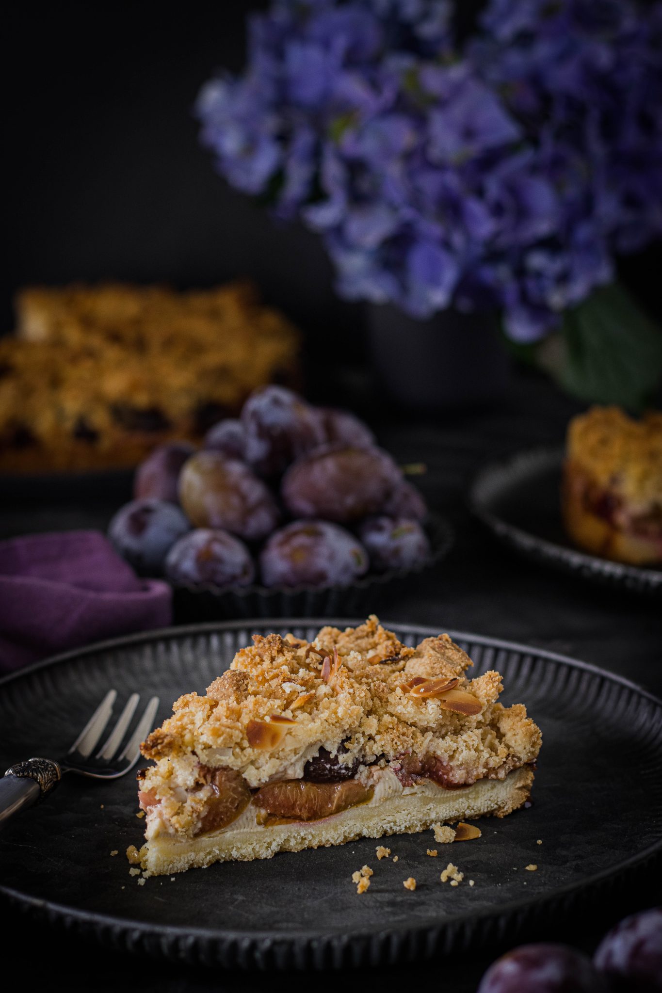 Zwetschgenkuchen mit Vanille-Schmandcreme und Knusper-Mandelstreusel