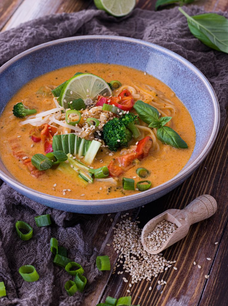 Currysuppe mit Kokosmilch, Reisbandnudeln und buntem Gemüse – food with ...