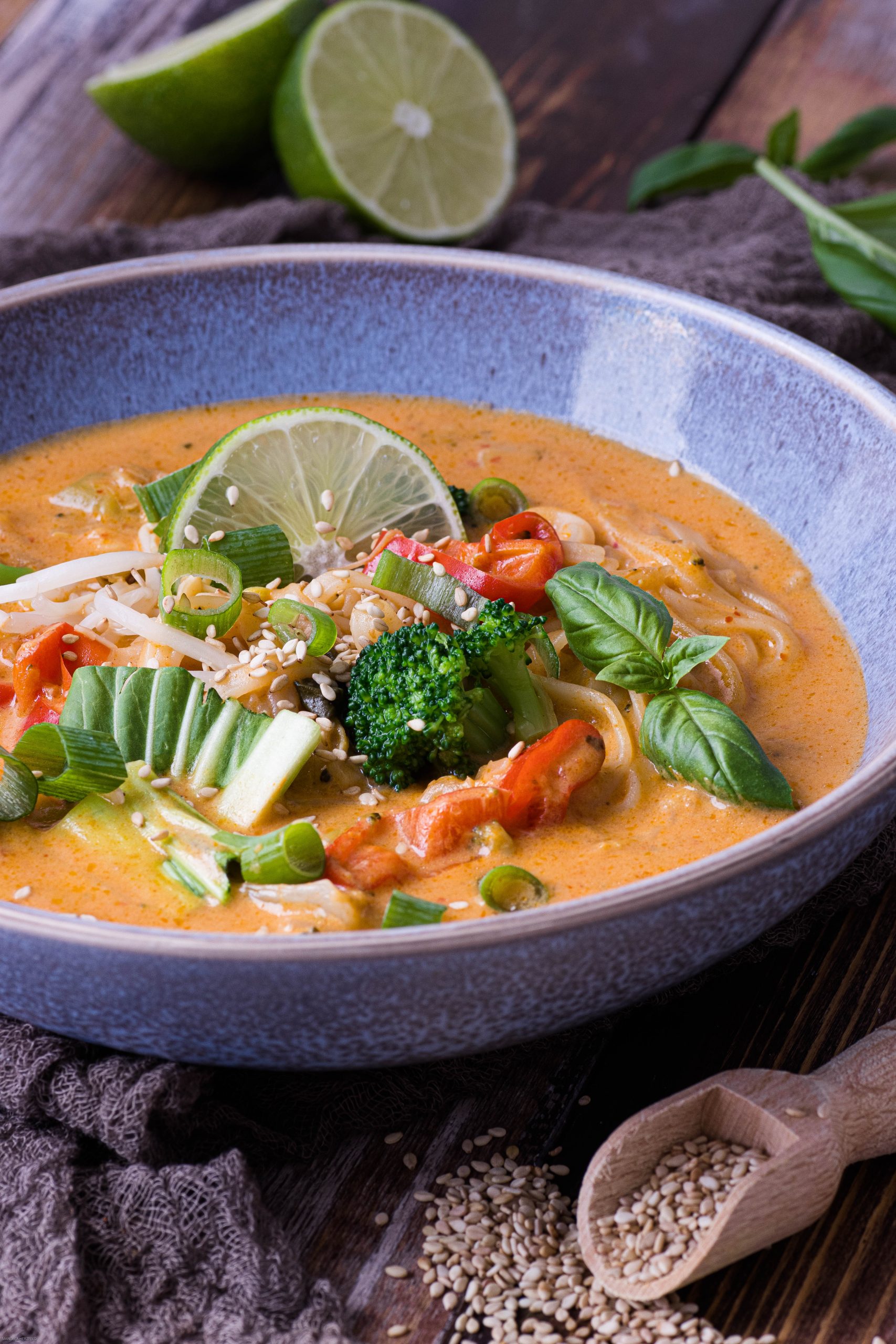 Currysuppe mit Kokosmilch, Reisbandnudeln und buntem Gemüse – food with ...