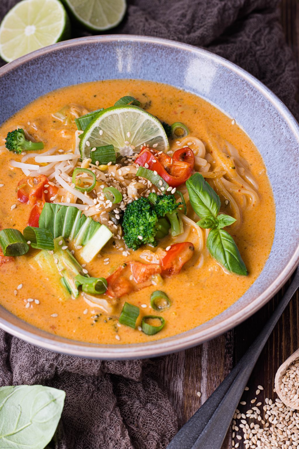 Currysuppe mit Kokosmilch, Reisbandnudeln und buntem Gemüse – Food with ...
