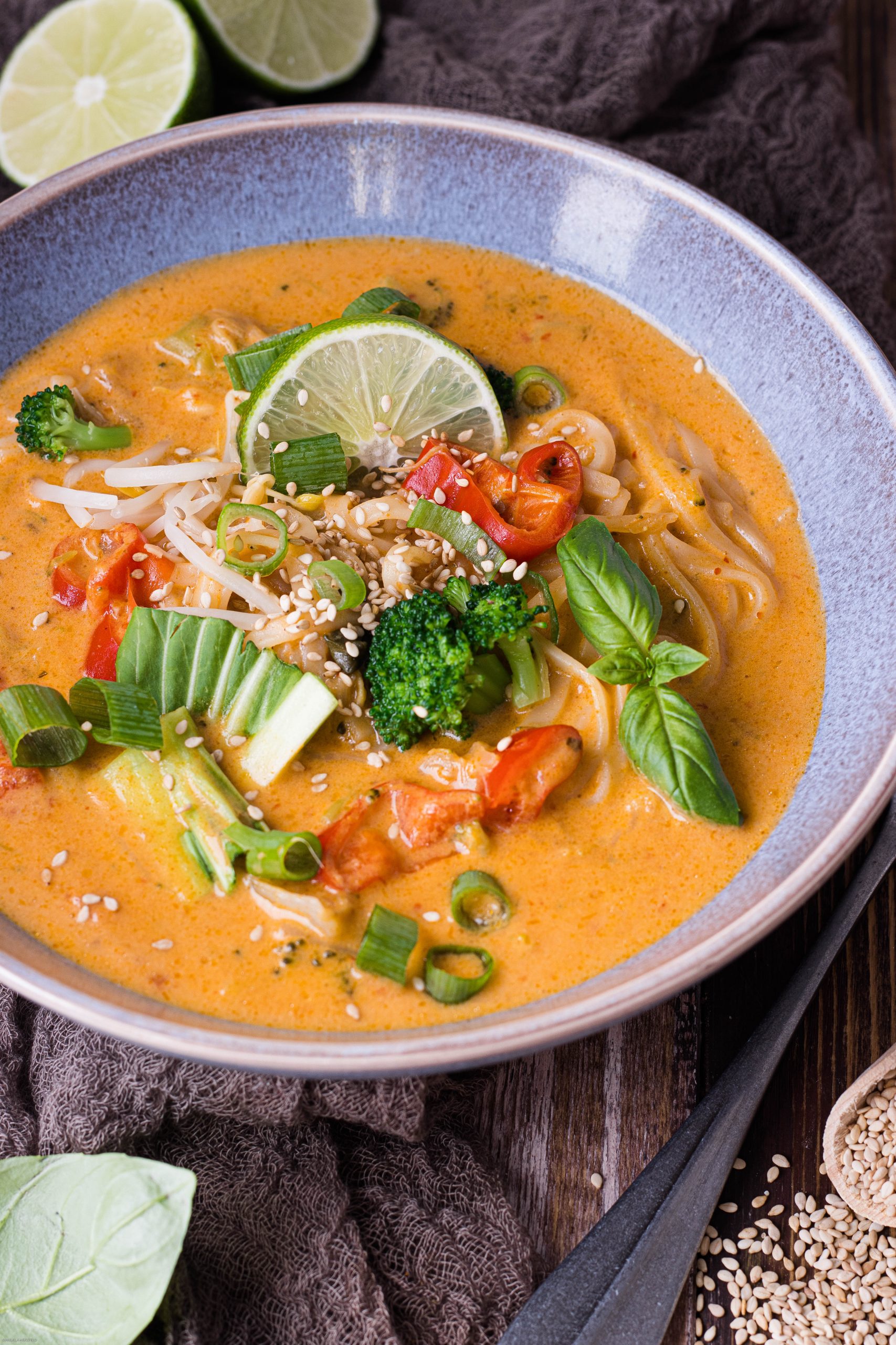 Currysuppe mit Kokosmilch, Reisbandnudeln und buntem Gemüse – food with ...