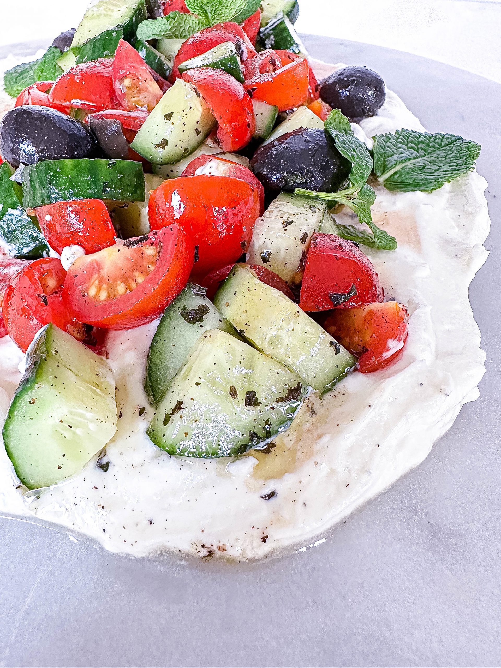 Whipped Feta Board mit griechischem Bauernsalat – food with love