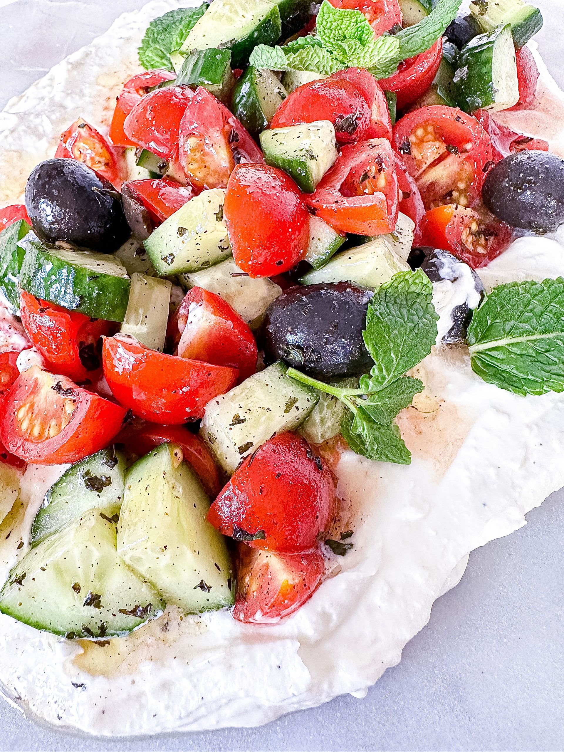 Whipped Feta Board mit griechischem Bauernsalat – food with love