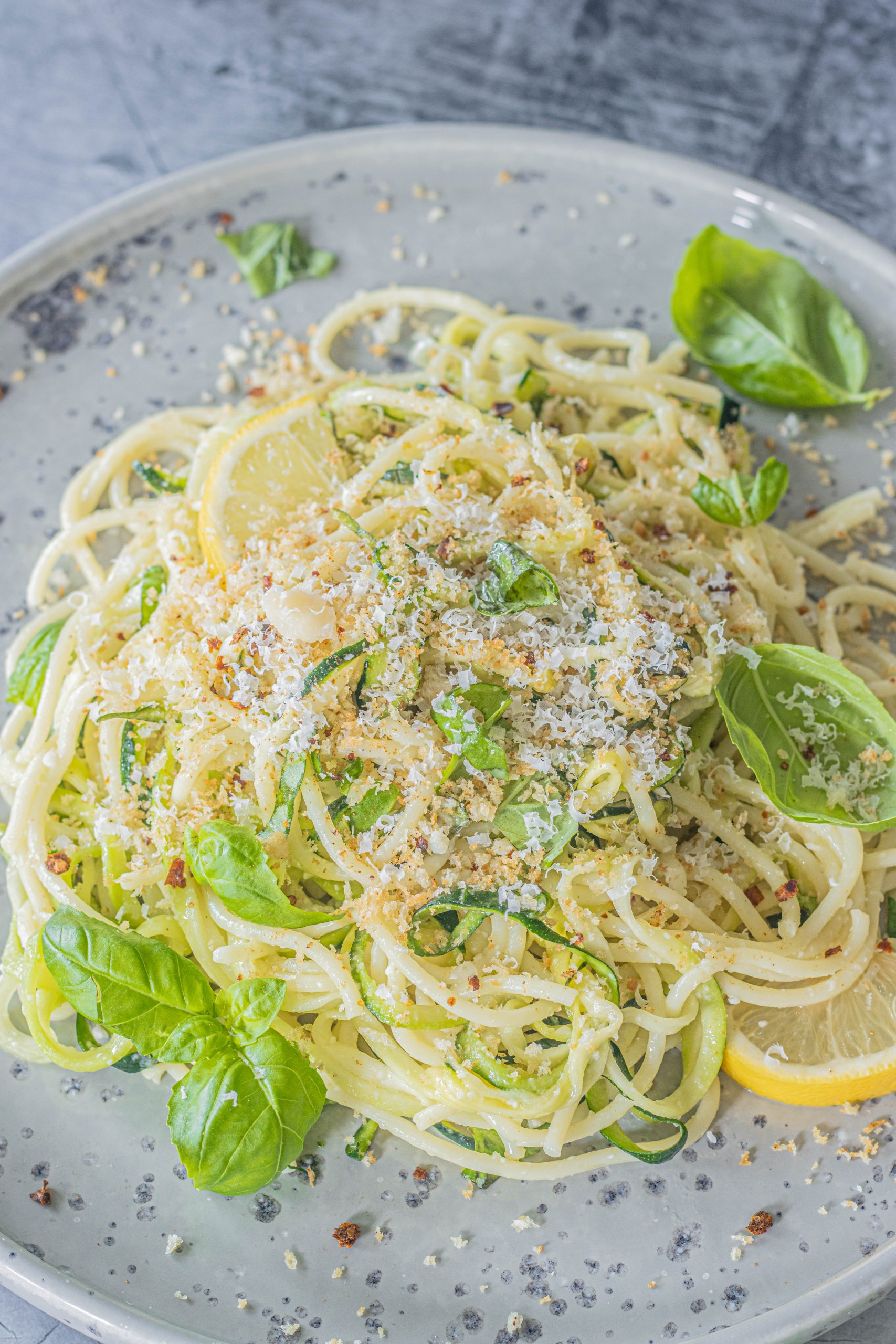 Zucchini-Zitronen-Pasta mit Knoblauchbrösel – food with love
