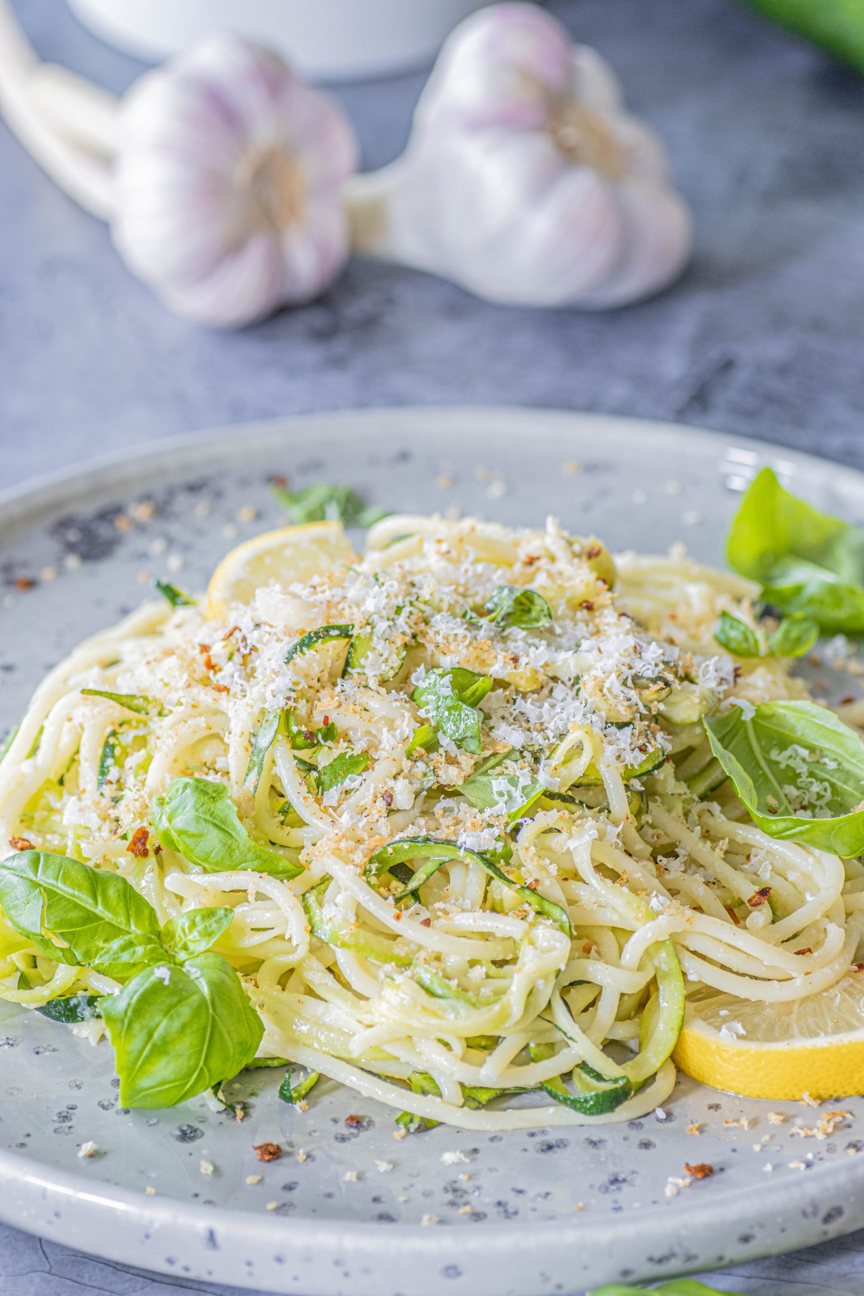 Zucchini-Zitronen-Pasta mit Knoblauchbrösel – food with love