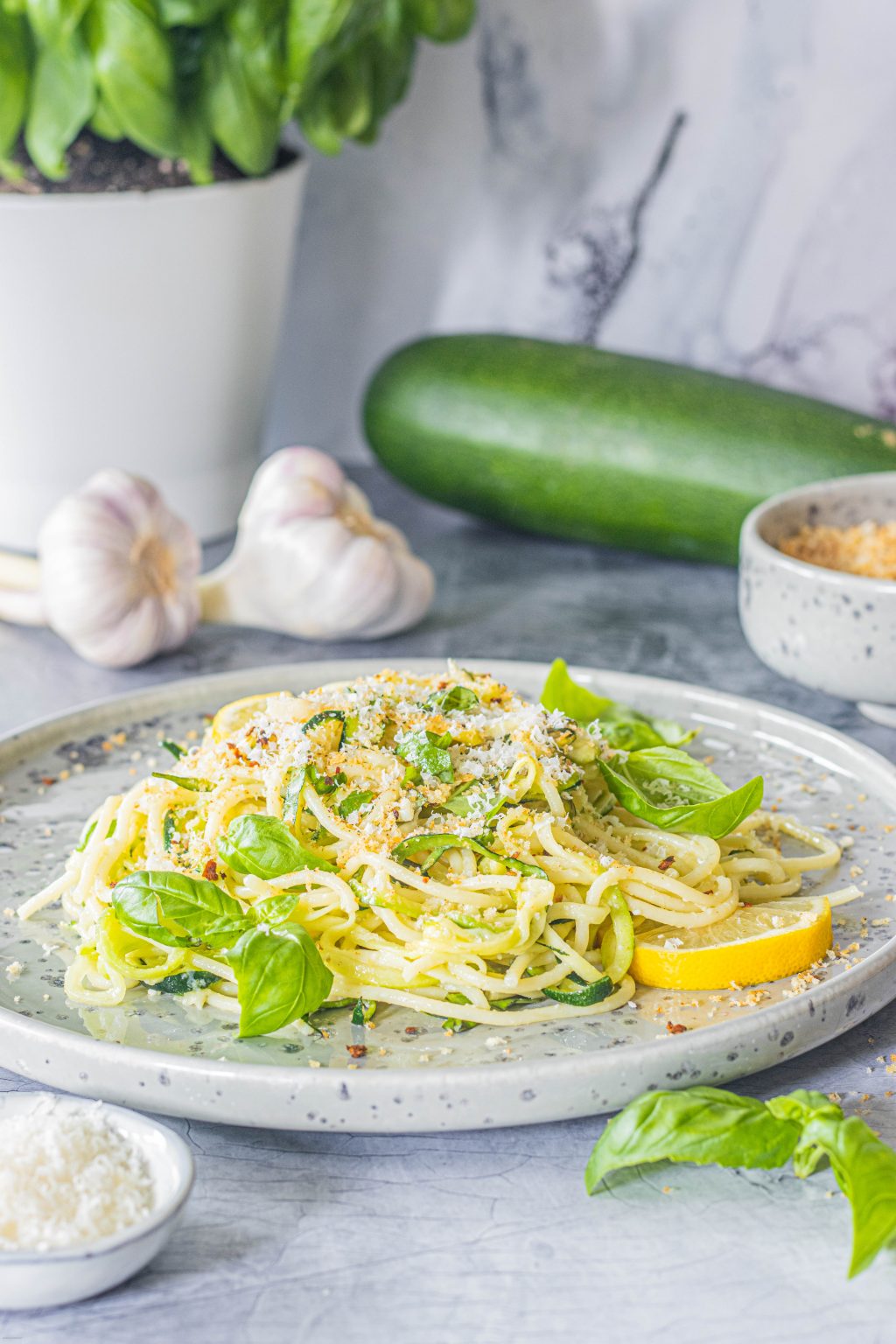 Zucchini-Zitronen-Pasta mit Knoblauchbrösel – food with love