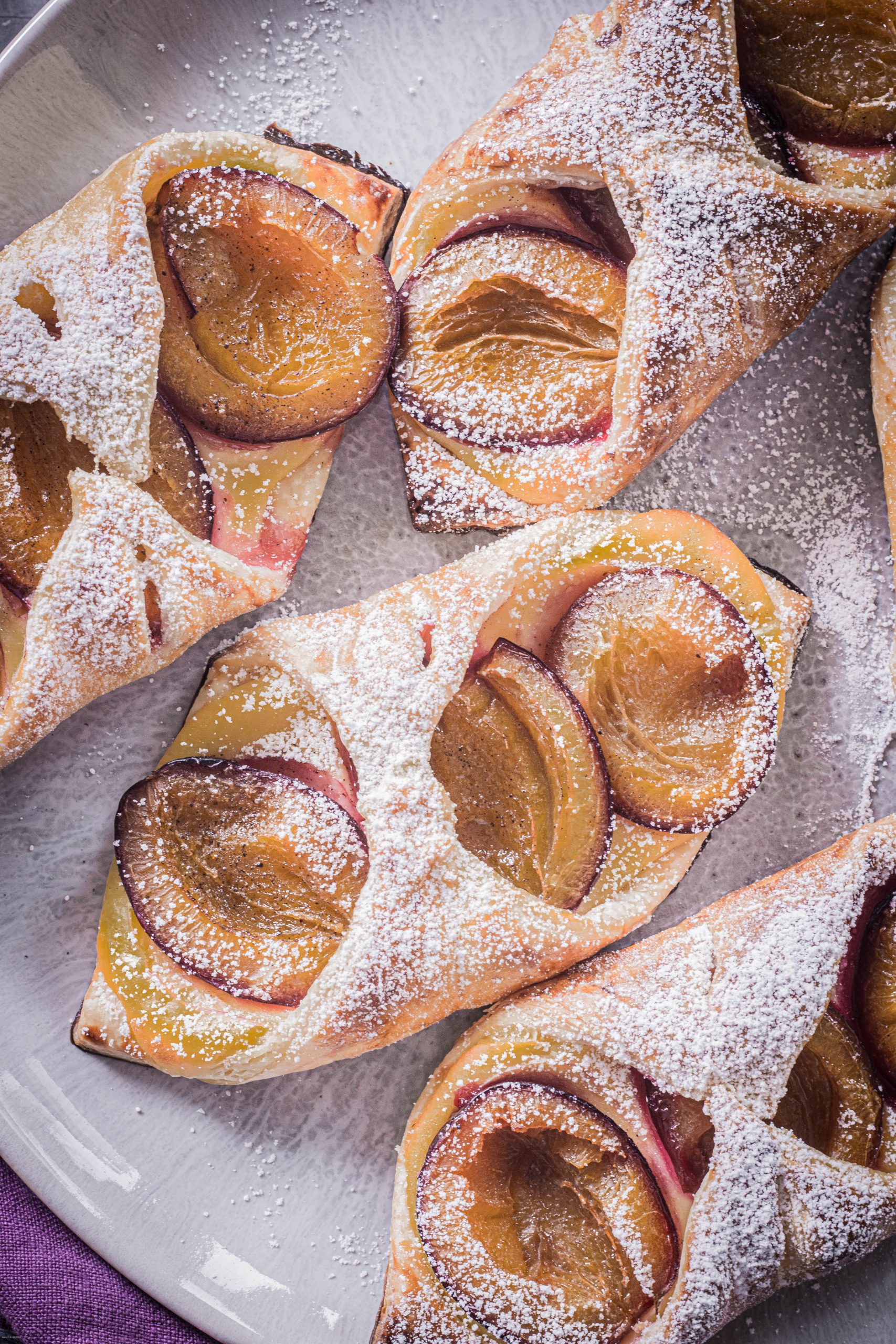 Zwetschgen Blätterteigtaschen mit Vanillecreme – food with love
