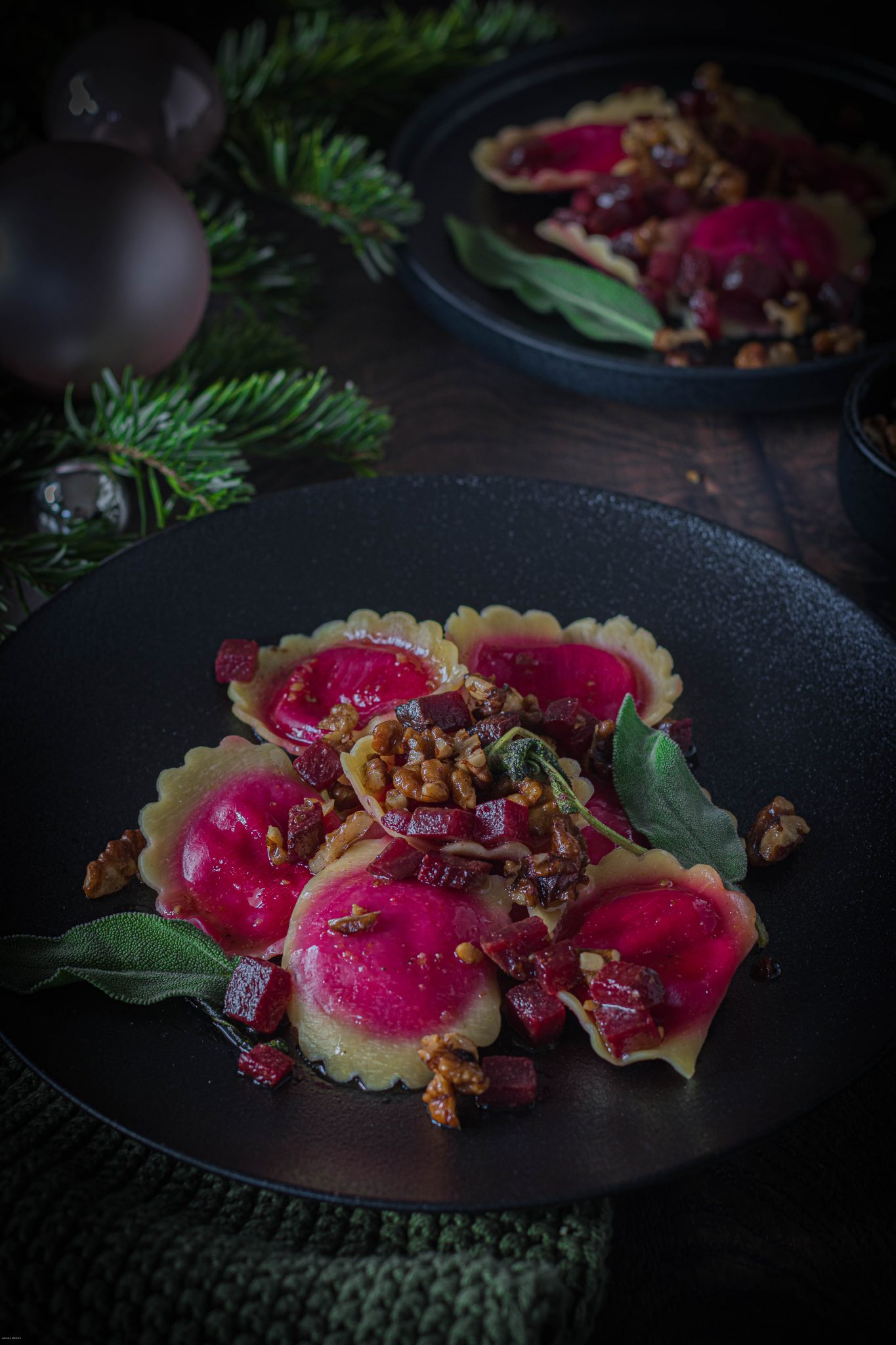 Rote Beete Ravioli mit Walnussbutter