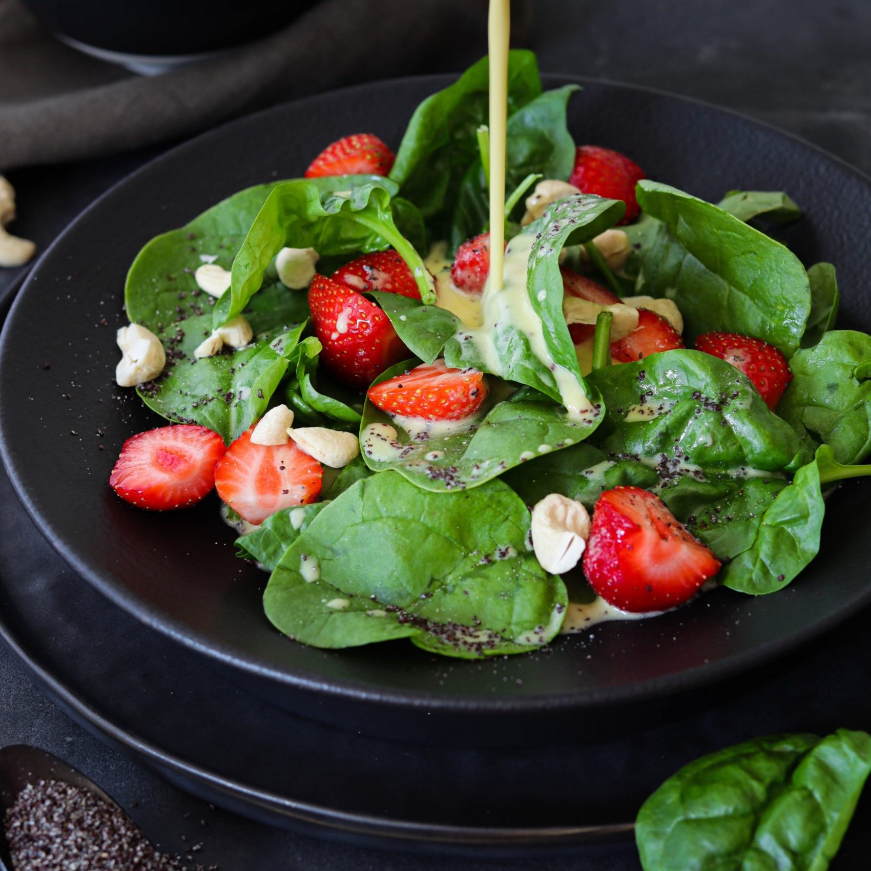Babyspinat-Salat mit Erdbeeren und Mohndressing