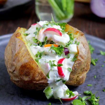 Backkartoffel-mit-Gemüse-Kräuter-Quark