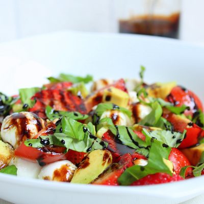 Caprese Salat mit erdbeeren & Avocado.2