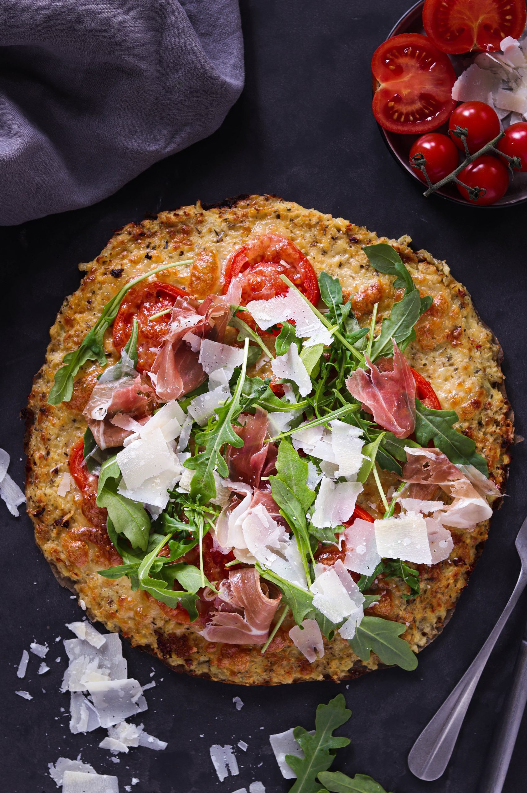Roestipizza mit Rucola, Parmaschinken und Parmesan1